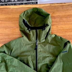 Hooded rain coat men’s size large. Almost new. Hill City.